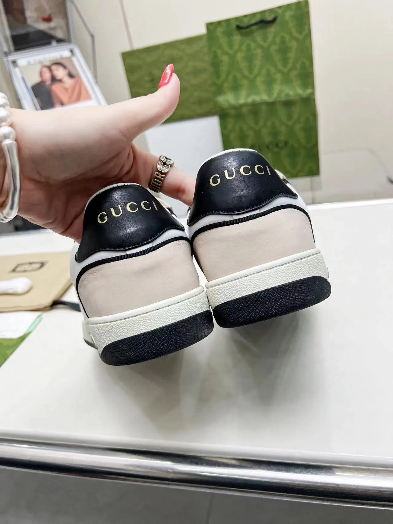 P620 💞💞Gucci G Home’s latest popular sports shoes, couple’s style, casual, retro white shoes 🌸🌸🌸 New popular series. The exquisite and compact interlocking double G logo romantically interprets the aesthetic concept of this series. Made of off-white leather, retro inspiration is cleverly blended into the sneaker design to reinterpret the brand logo. Exquisitely packaged at the delivery counter 🛍📦 ▪️Fabric: Original custom-made imported first-layer cowhide leather ▪️Lining: Original custom-made imported cowhide lining ▪️Outsole: Original molded two-color TPU outsole ▪️Size: Women's 35-40 / Men's 39-45